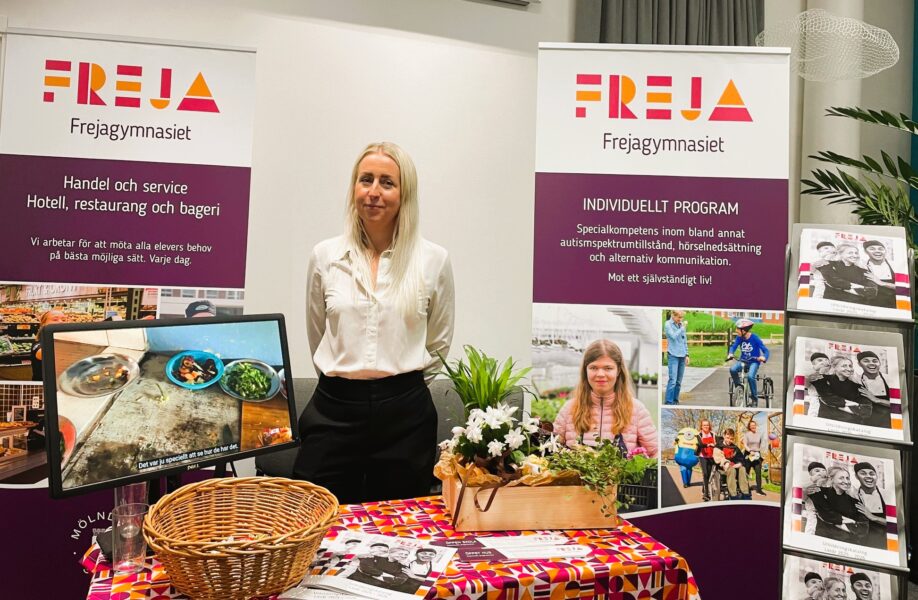 Bild p? en l?rare som st?r i en monter p? m?ssan.